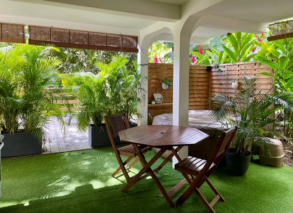 Ti Bambou — La terrasse privée, ouverte sur le jardin tropical