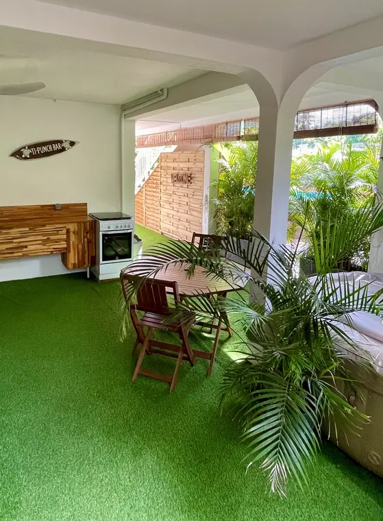 Ti Bambou — Le coin repas extérieur et sa kitchenette