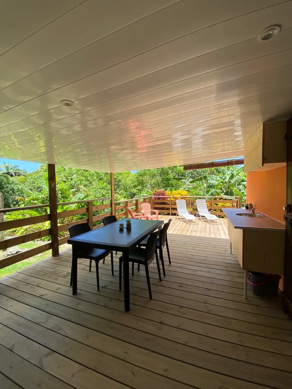 Ti Family — La grande terrasse en bois, face à la nature