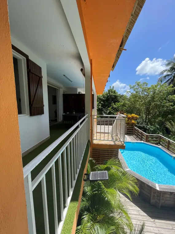 Ti Lodge — Vue sur la piscine depuis le balcon